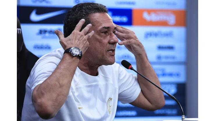 Foto: Ettore Chiereguini/AGIF - Luxemburgo da patada em jornalista durante coletiva