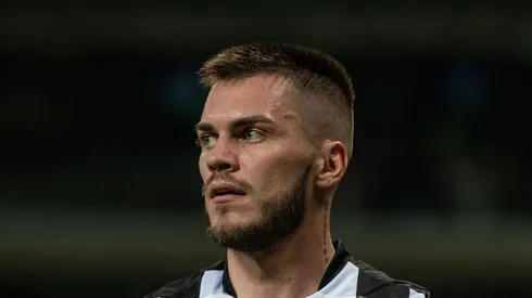 Decisão sobre Nathan no Grêmio repercute na torcida e situação chega em Renato