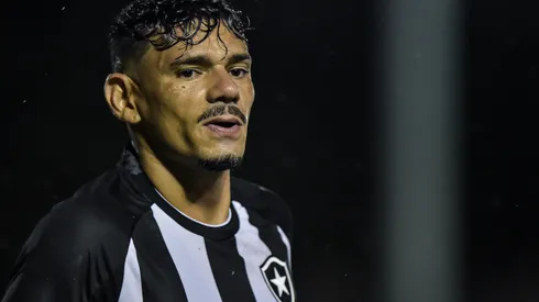 RJ – Rio de Janeiro – 11/02/2023 – CARIOCA 2023, BOTAFOGO X BANGU – Tiquinho Soares jogador do Botafogo comemora seu gol durante partida contra o Bangu no estadio Luso Brasileiro pelo campeonato Carioca 2023. Foto: Thiago Ribeiro/AGIF