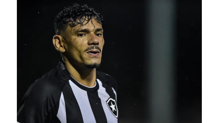 RJ - Rio de Janeiro - 11/02/2023 - CARIOCA 2023, BOTAFOGO X BANGU - Tiquinho Soares jogador do Botafogo comemora seu gol durante partida contra o Bangu no estadio Luso Brasileiro pelo campeonato Carioca 2023. Foto: Thiago Ribeiro/AGIF