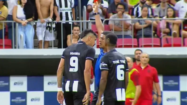 Foto: Reprodução/CazéTV – Lance de Tiquinho Soares