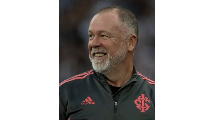 RJ - Rio de Janeiro - 16/10/2022 - BRASILEIRO A 2022, BOTAFOGO X INTERNACIONAL - Mano Menezes tecnico do Internacional durante partida contra o Botafogo no estadio Engenhao pelo campeonato Brasileiro A 2022. Foto: Jorge Rodrigues/AGIF