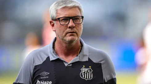 MG – BELO HORIZONTE – 06/05/2023 – BRASILEIRO A 2023, CRUZEIRO X SANTOS – Odair Hellmann tecnico do Santos durante partida contra o Cruzeiro no estadio Independencia pelo campeonato BRASILEIRO A 2023. Foto: Gilson Junio/AGIF