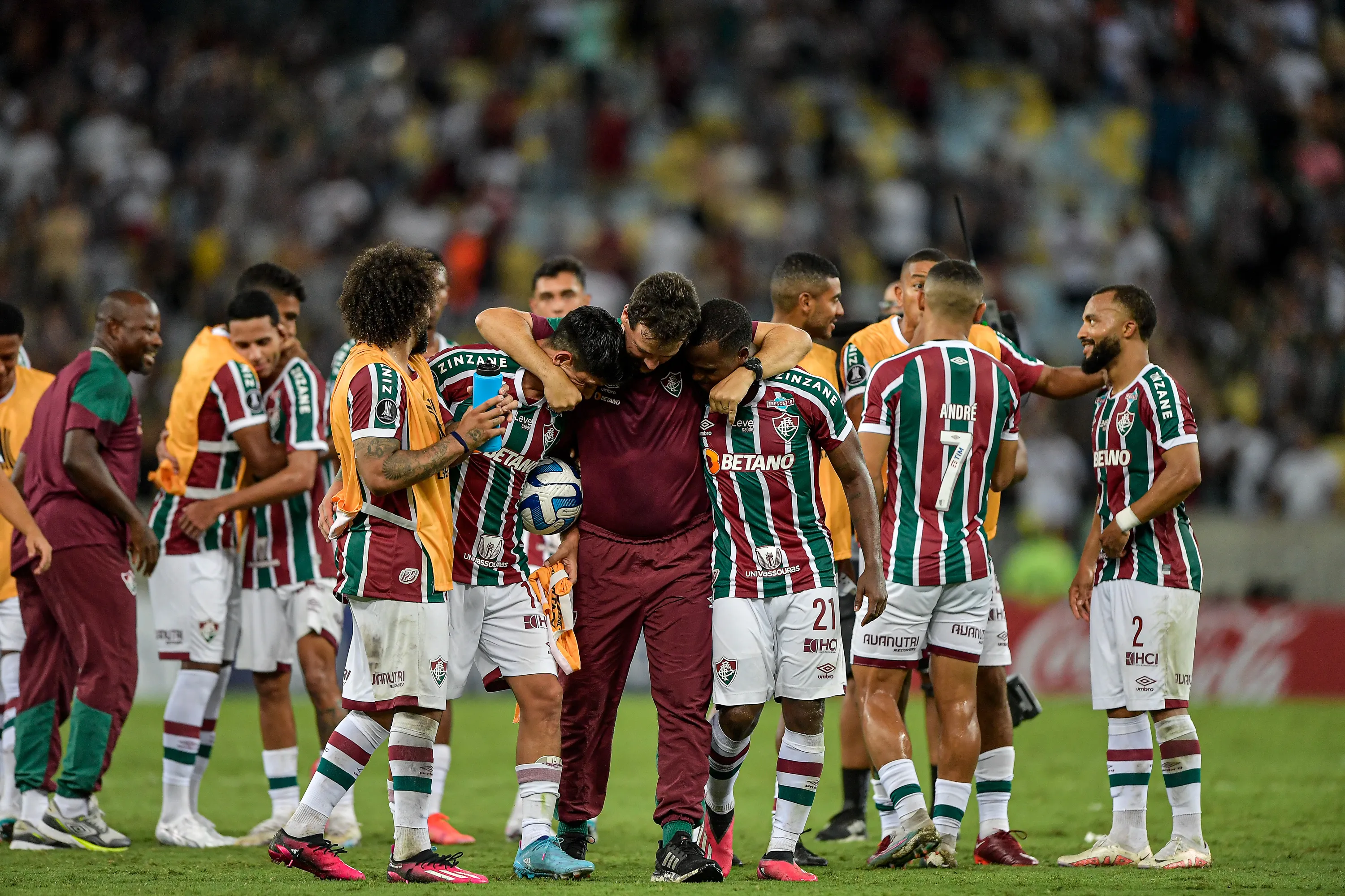 Thiago Ribeiro/AGIF – Fernando Diniz abraçando jogadores do Fluminense
