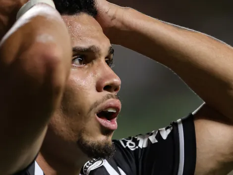 COM MORAL! Torcida de rival implora para Paulinho 'deixar o Galo' 