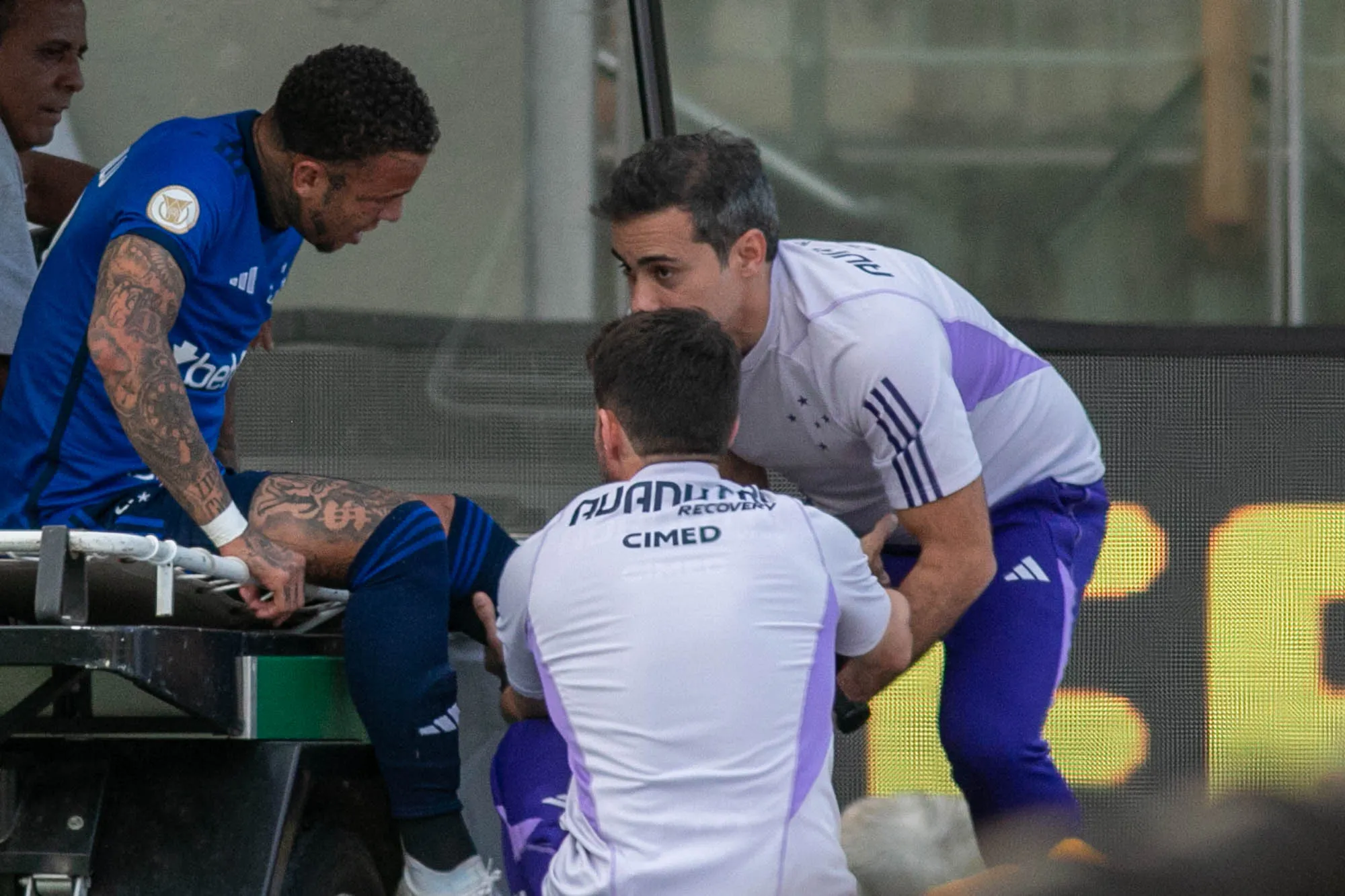 Foto: Fernando Moreno/AGIF – Bilu saindo de maca do jogo Cruzeiro x Santos