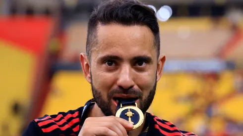 GUAYAQUIL, ECUADOR – OCTOBER 29: Éverton Ribeiro of Flamengo celebrates with the medal after winning the final of Copa CONMEBOL Libertadores 2022 between Flamengo and Athletico Paranaense at Estadio Monumental Isidro Romero Carbo on October 29, 2022 in Guayaquil, Ecuador. (Photo by Franklin Jacome/Getty Images)