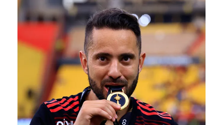 GUAYAQUIL, ECUADOR - OCTOBER 29: Éverton Ribeiro of Flamengo celebrates with the medal after winning the final of Copa CONMEBOL Libertadores 2022 between Flamengo and Athletico Paranaense at Estadio Monumental Isidro Romero Carbo on October 29, 2022 in Guayaquil, Ecuador. (Photo by Franklin Jacome/Getty Images)