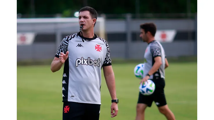 Foto: Daniel RAMALHO/VASCO - Barbieri vê jogador crescer de produção no Vasco.