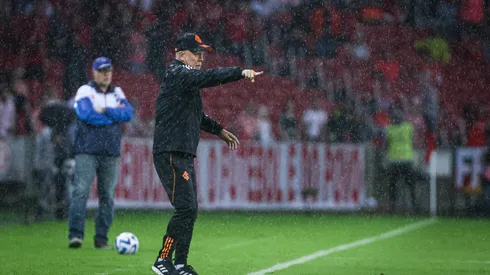 Foto: Maxi Franzoi/AGIF – Mano Menezes comenta lance crucial em empate.