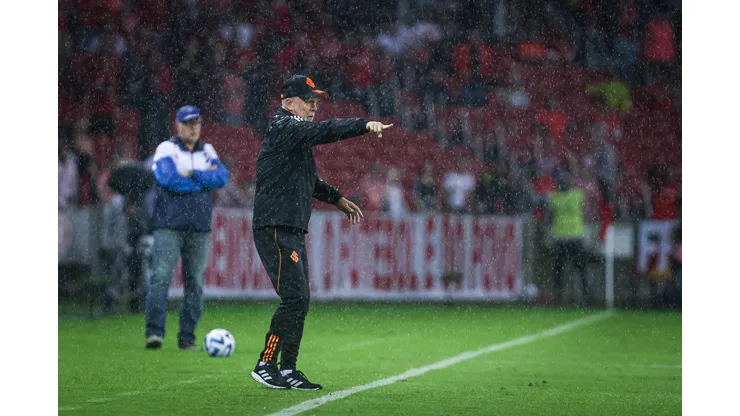 Foto: Maxi Franzoi/AGIF - Mano Menezes comenta lance crucial em empate.