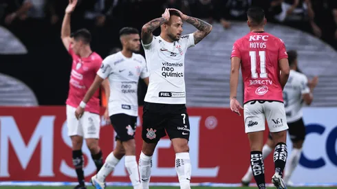 Foto: Ettore Chiereguini/AGIF – Maycon lamenta erro decisivo em derrota do Corinthians.
