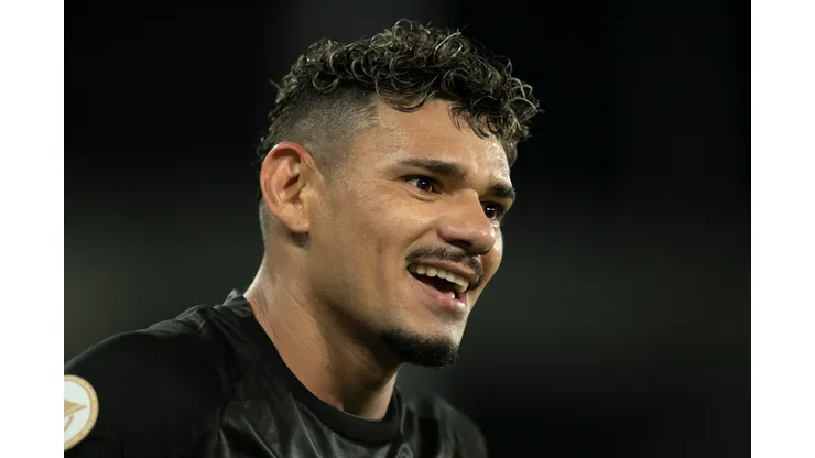 RJ - Rio de Janeiro - 10/11/2022 - BRASILEIRO A 2022, BOTAFOGO X SANTOS - Tiquinho Soares jogador do Botafogo comemora seu gol durante partida contra o Santos no estadio Engenhao pelo campeonato Brasileiro A 2022. Foto: Jorge Rodrigues/AGIF