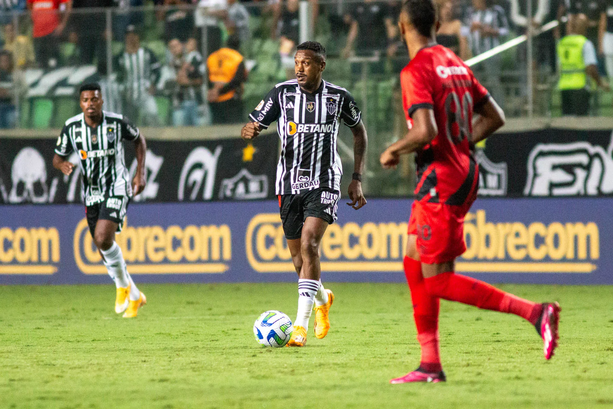 Fernando Moreno/AGIF – Edenílson atuando pelo Atlético-MG no Independência