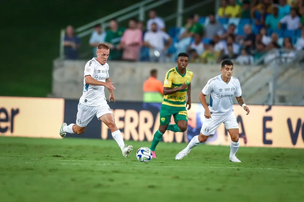 Milla e Cristaldo em vitória do Grêmio sobre o Cuiabá — Foto: Lucas Uebel/Grêmio