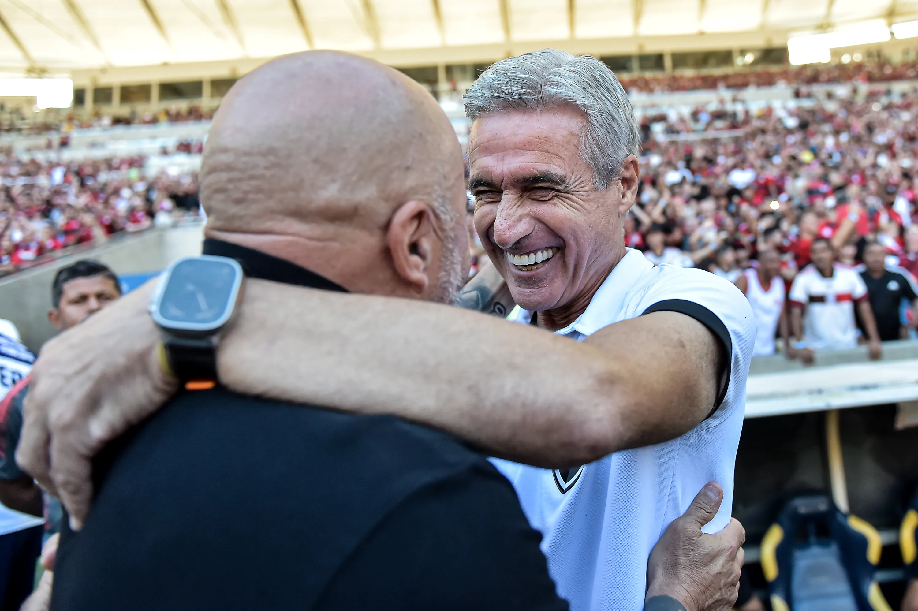 RJ – RIO DE JANEIRO – 30/04/2023 – BRASILEIRO A 2023, FLAMENGO X BOTAFOGO – Jorge Sampaoli tecnico do Flamengo com Luis Castro tecnico do Botafogo durante partida no estadio Maracana pelo campeonato BRASILEIRO A 2023. Foto: Thiago Ribeiro/AGIF
