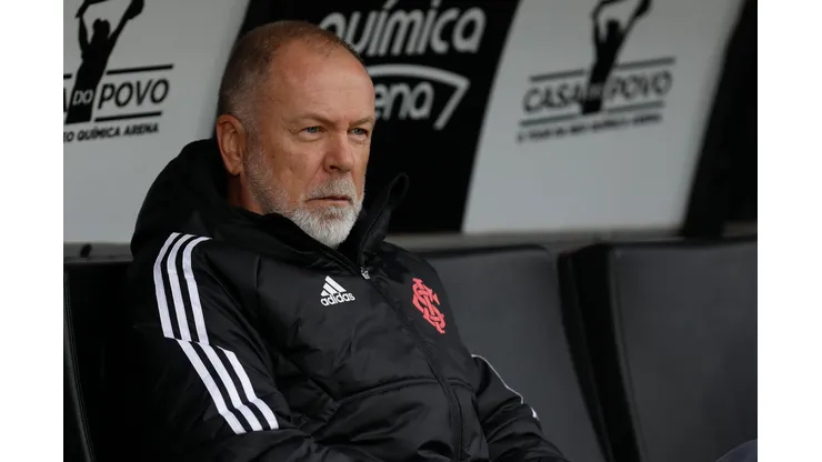 SAO PAULO, BRAZIL - SEPTEMBER 04: Mano Menezes head coach of Internacional looks on during the match between Corinthians and Internacional as part of Brasileirao Series A 2022 at Neo Quimica Arena on September 04, 2022 in Sao Paulo, Brazil. (Photo by Ricardo Moreira/Getty Images)