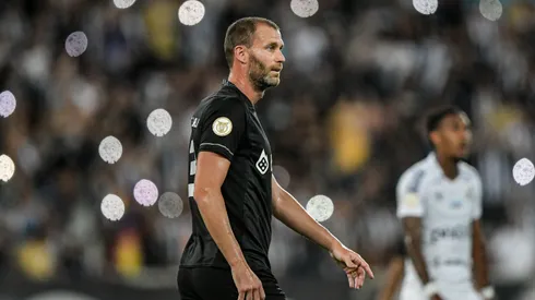 - Joel Carli, zagueiro do Botafogo