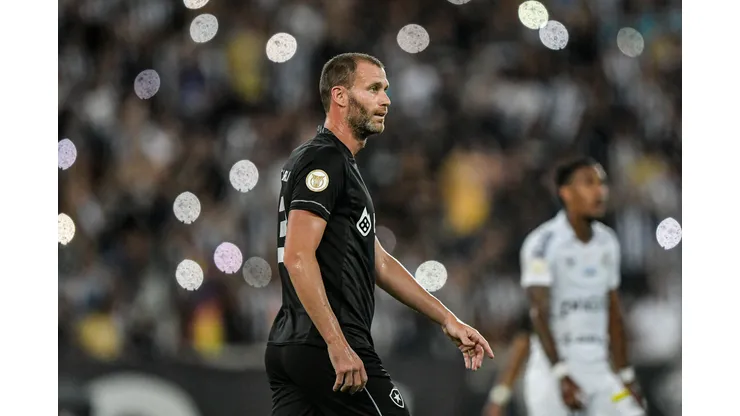 - Joel Carli, zagueiro do Botafogo
