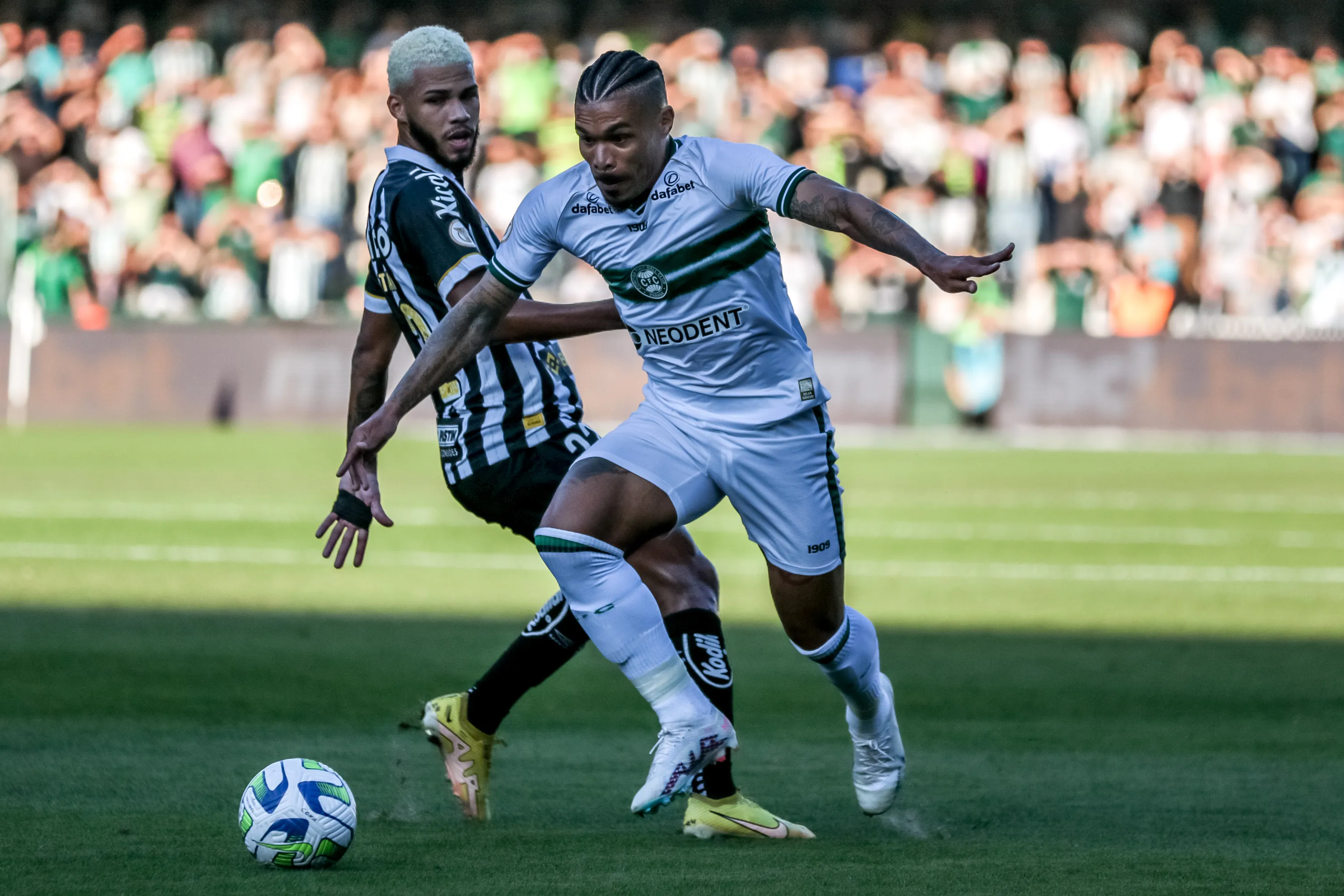 Foto: Robson Mafra/AGIF – Junior Urso atuando no Coritiba em 2023