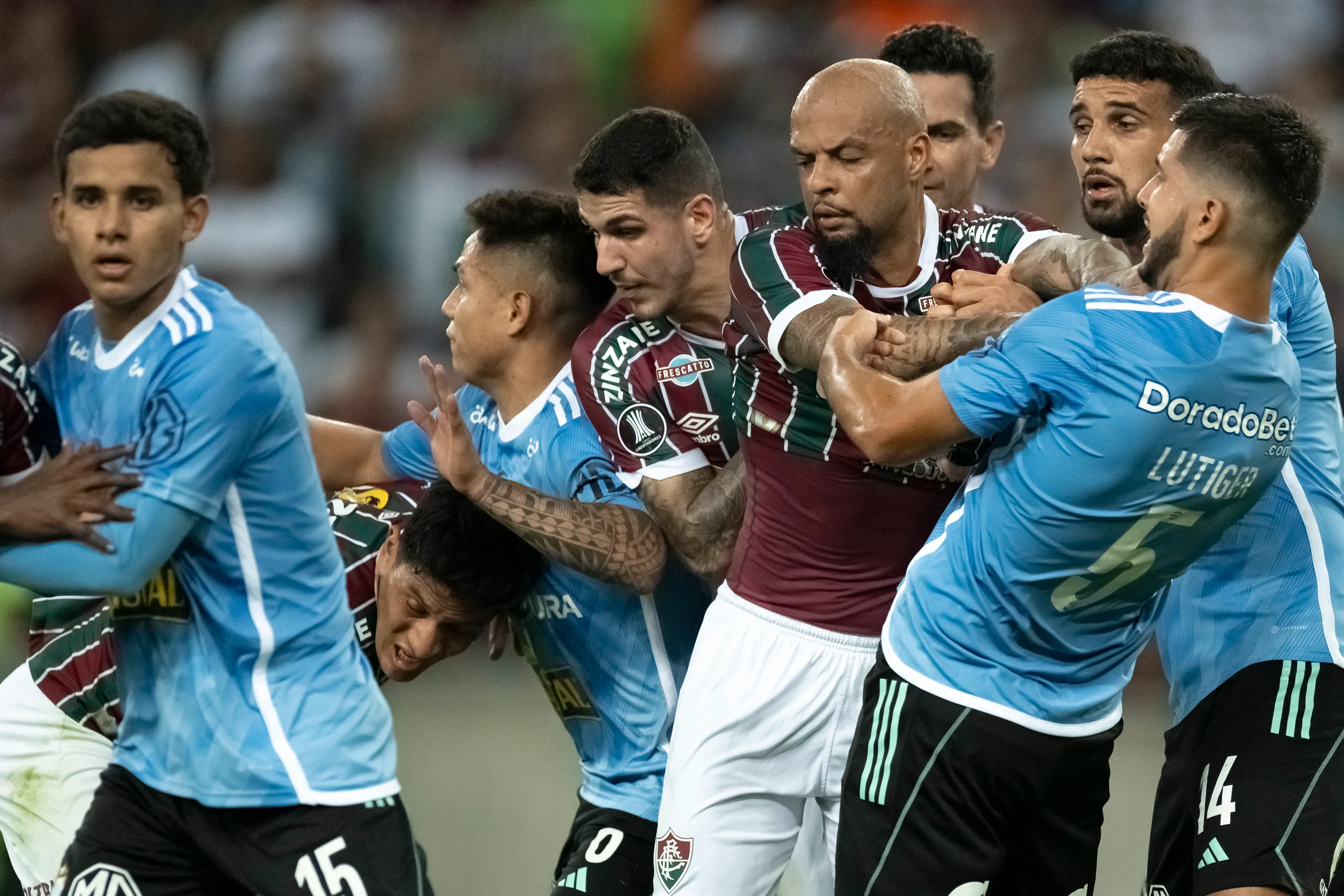 Foto: Jorge Rodrigues/AGIF – Felipe Melo em lance na partida entre Fluminense e Sporting Crystal