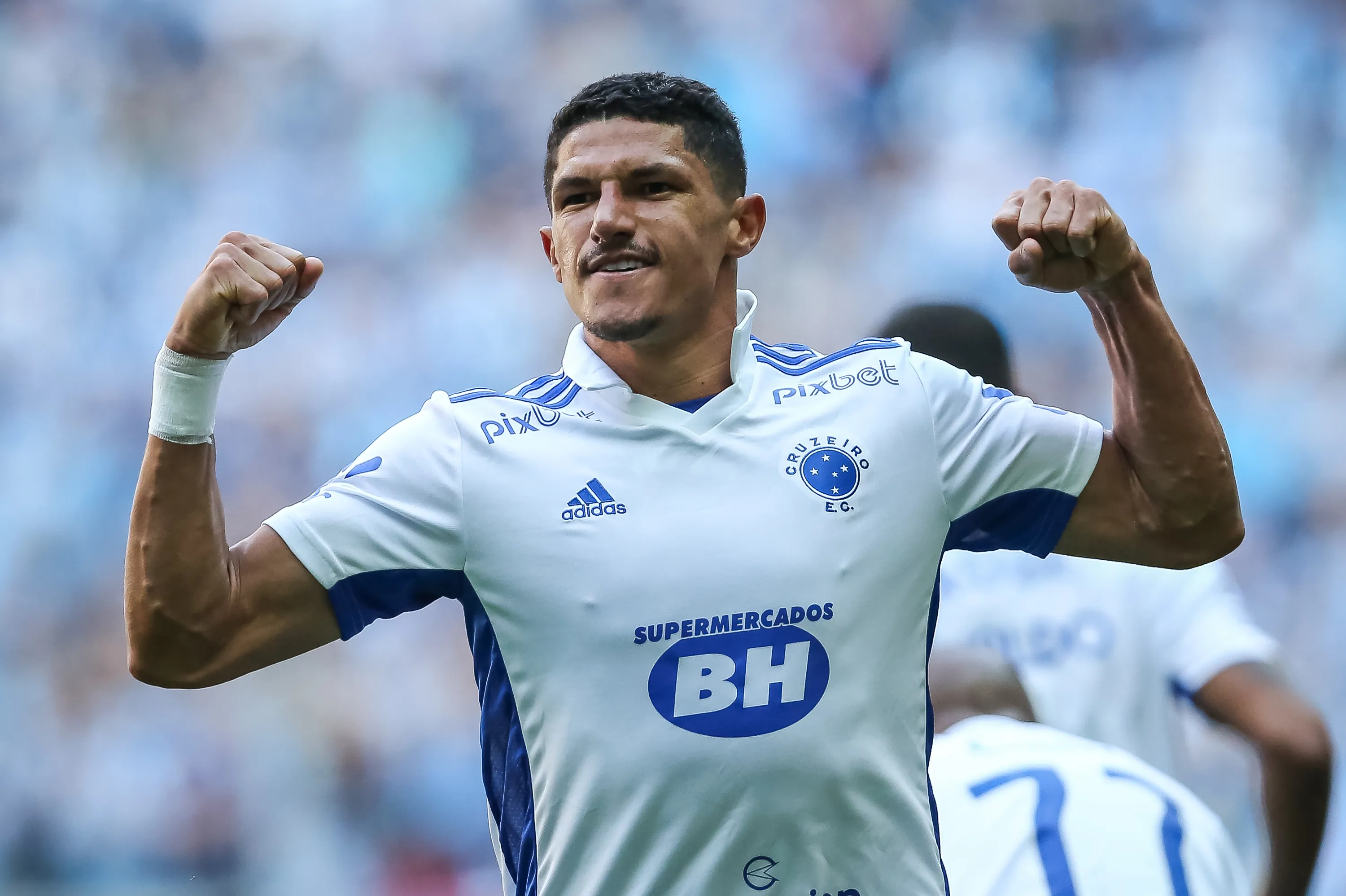 Foto: Pedro H. Tesch/AGIF – Luvannor comemorando gol pelo Cruzeiro em 2022