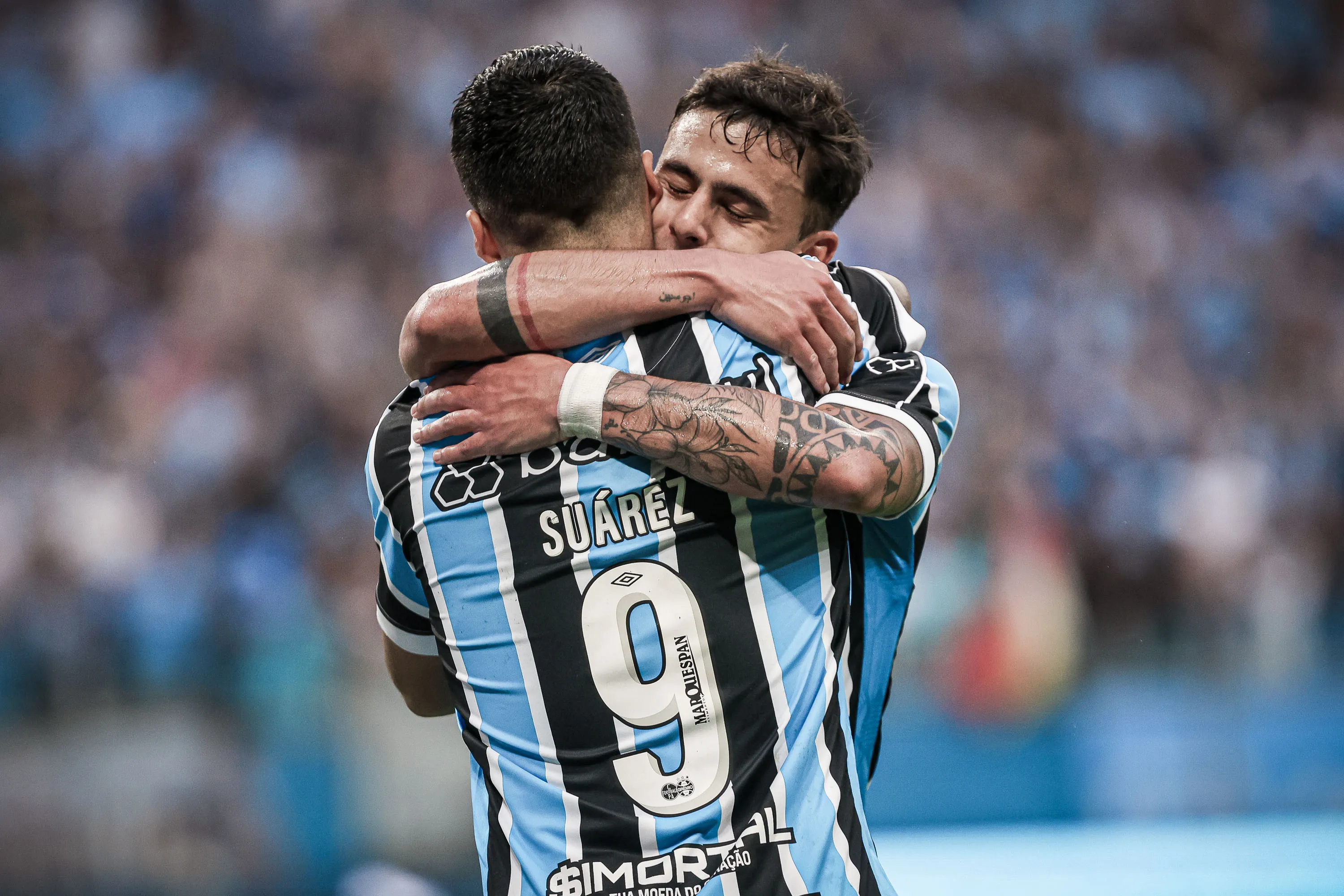 Foto: Maxi Franzoi/AGIF – Carballo e Suárez se abraçando