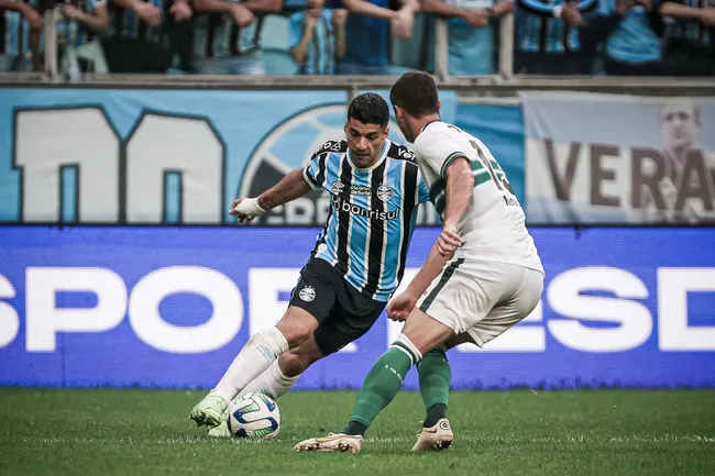 Foto: Maxi Franzoi/AGIF -Suárez atuando na partida Grêmio x Coritba