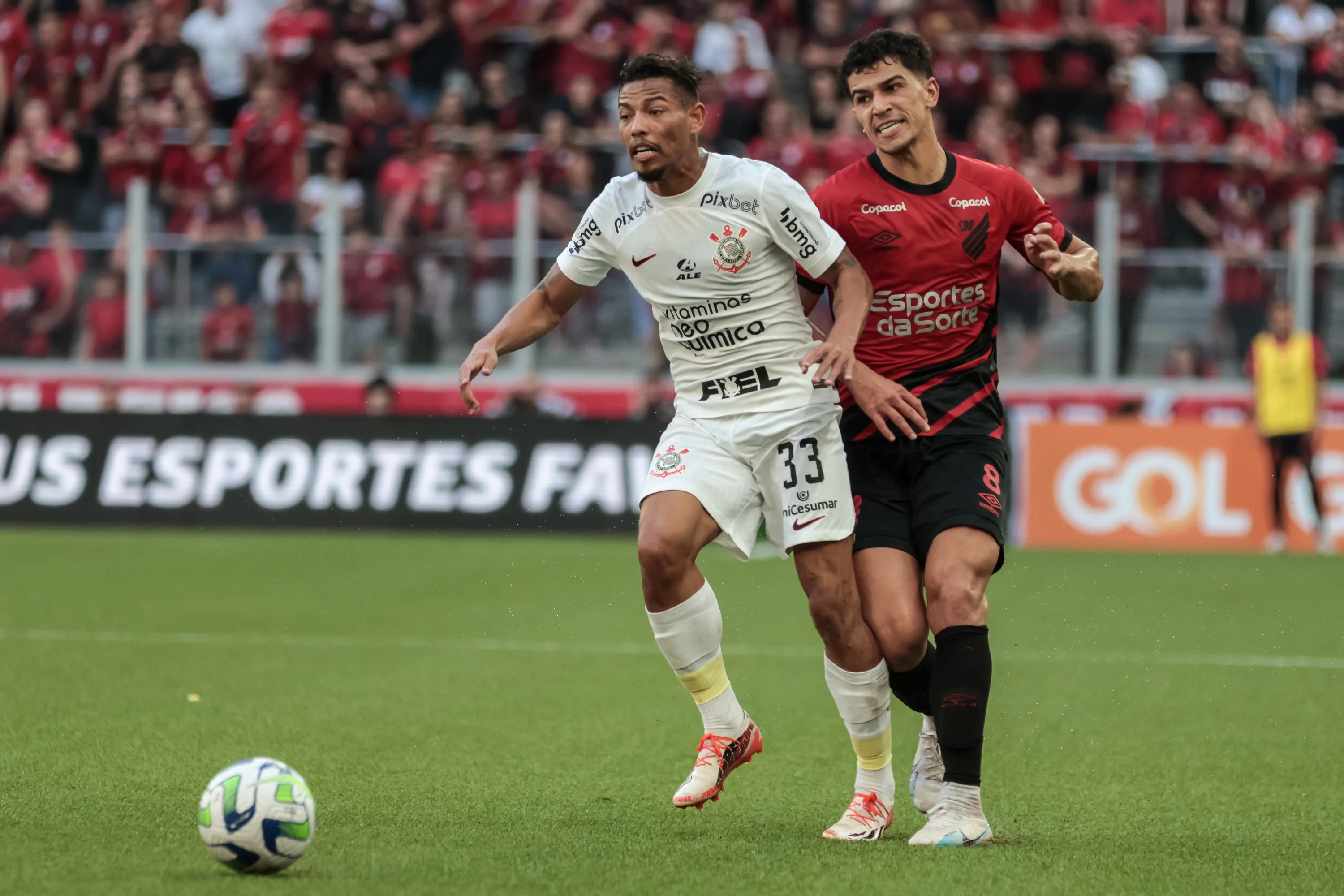 Foto: Robson Mafra/AGIF – Ruan Oliveira e Vitor Bueno disputando a bola