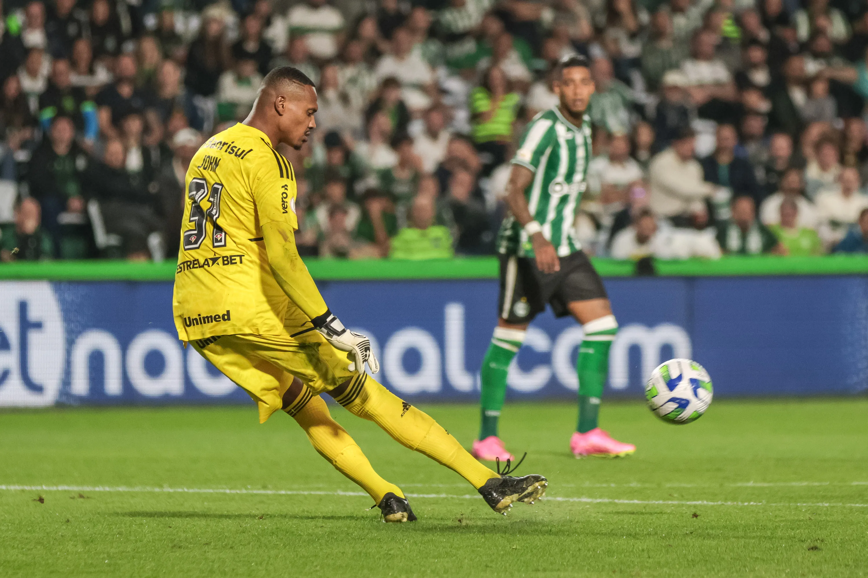 Foto: Robson Mafra/AGIF – John atuando pelo Internacional