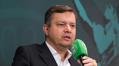 Foto: Divulgação/Coritiba – Gleen Stenger observa de perto situação de volante.