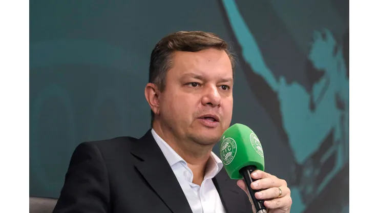 Foto: Divulgação/Coritiba - Gleen Stenger observa de perto situação de volante.