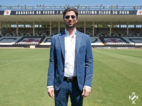 Veterano recebe 'invasão' para assinar contrato com Josh Wander no Vasco 