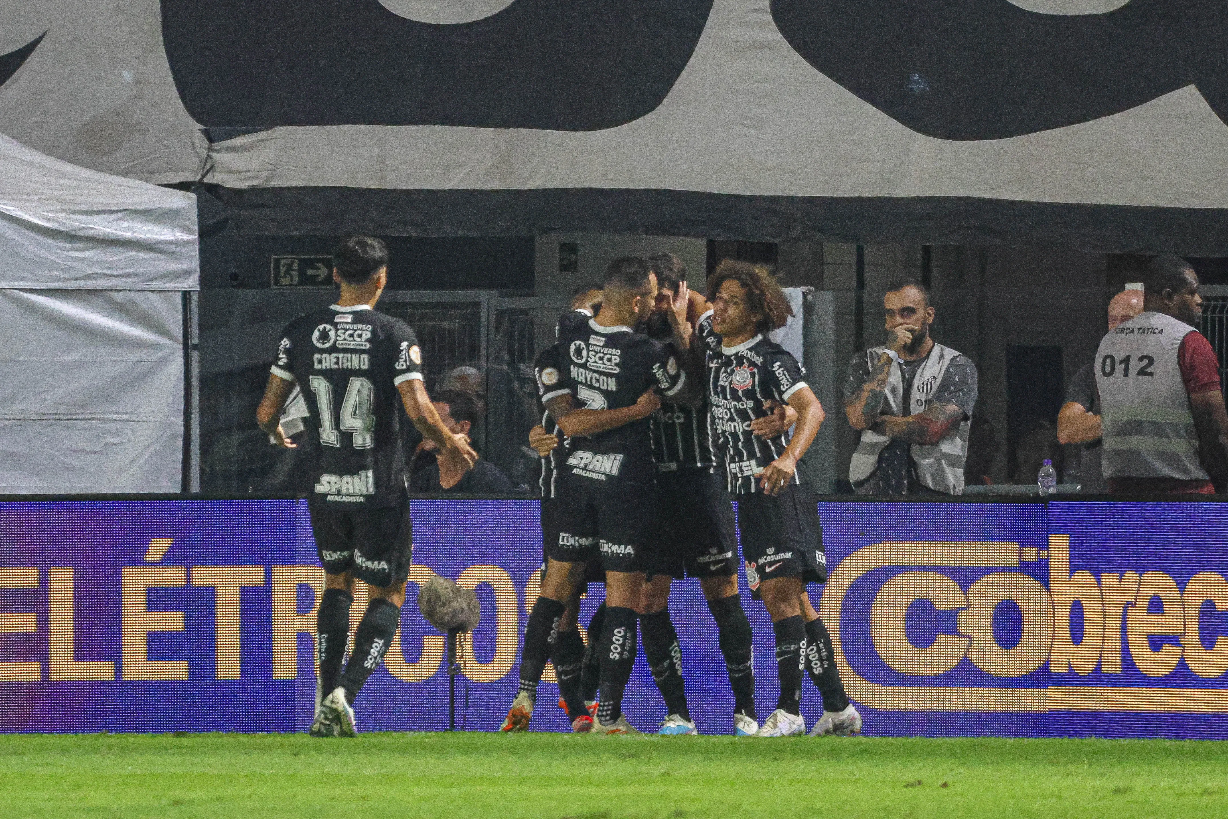 Foto: Fernanda Luz/AGIF – Corinthians comemorando na Vila Belmiro