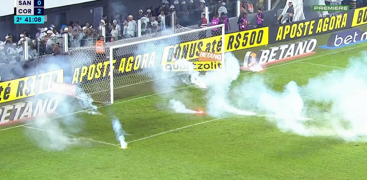 Foto: Reprodução/Globo – Torcida do Santos arremessou bombas no gramado