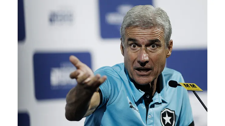 BRASILIA, BRAZIL - FEBRUARY 25: Botafogo Head Coach Luís Castro talks during the press conference of Carioca Serie A match between Botafogo and Flamengo on February 25, 2023 at Estadio Mane Garrincha in Brasilia, Brazil. (Photo by Adalberto Marques/Eurasia Sport Images/Getty Images)