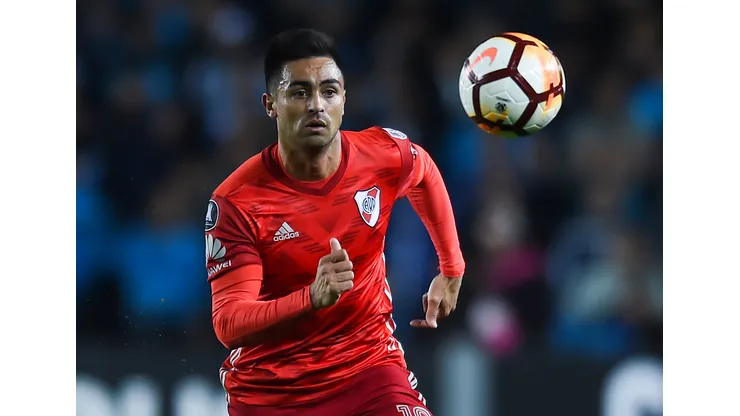 BUENOS AIRES, ARGENTINA - AUGUST 09: Gonzalo Martinez of River Plate looks at the ball during a round of sixteen first leg match between River Plate and Racing Club as part of Copa CONMEBOL Libertadores at Juan Domingo Peron Stadium on August 9, 2018 in Buenos Aires, Argentina. (Photo by Marcelo Endelli/Getty Images)