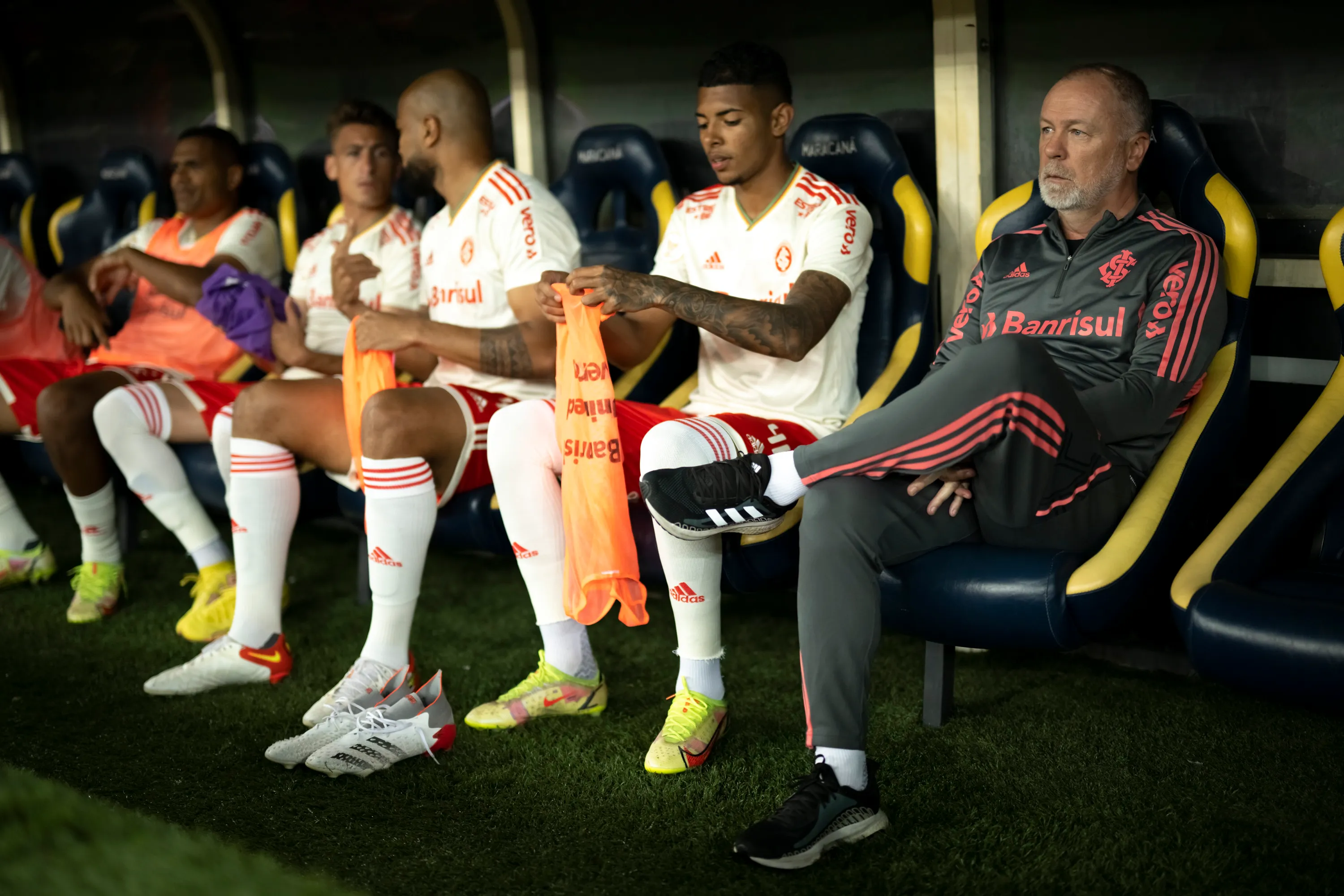 Foto: Jorge Rodrigues/AGIF – Mano Menezes e jogadores do Internacional no banco de reservas