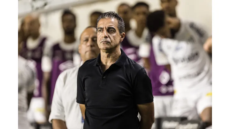 SP - SANTOS - 10/05/2023 - BRASILEIRO A 2023, SANTOS X BAHIA - Renato Paiva tecnico do Bahia durante partida contra o Santos no estadio Vila Belmiro pelo campeonato BRASILEIRO A 2023. Foto: Abner Dourado/AGIF