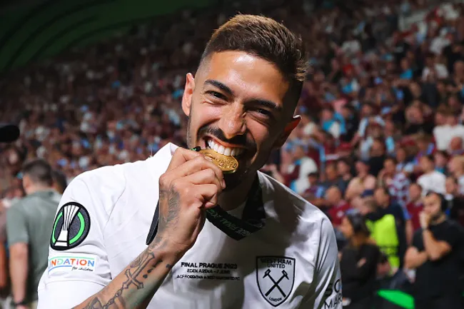 (Photo by James Gill – Danehouse/Getty Images) – Manuel Lanzini campeão da Conference League com o West Ham