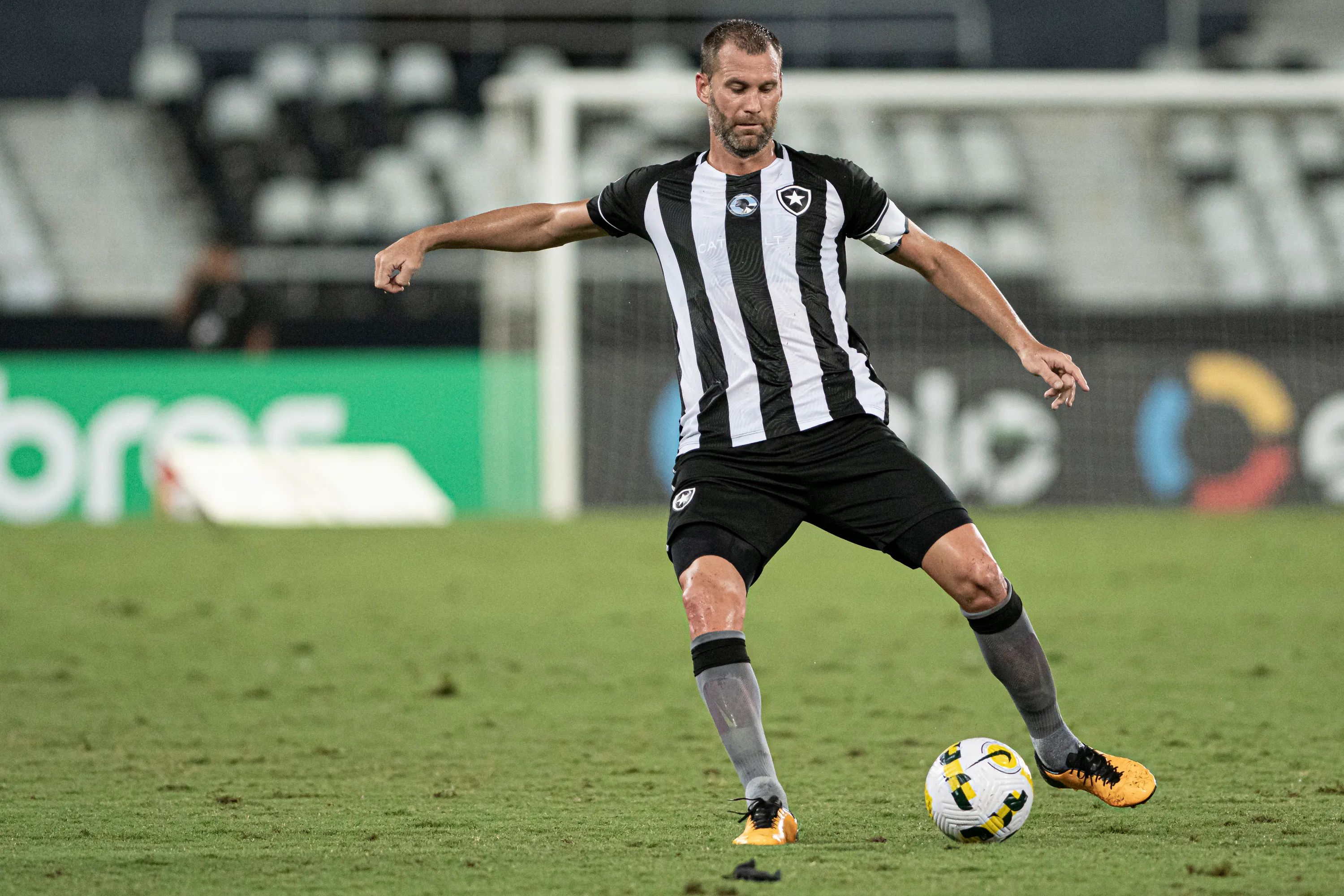 Foto: Jorge Rodrigues/AGIF – Carli atuando pelo Botafogo em 2022