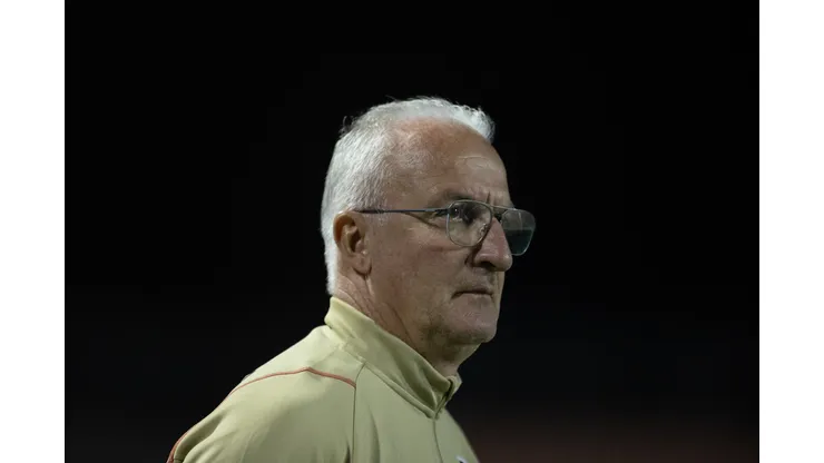 Foto: Diogo Reis/AGIF - Dorival Júnior observa jogador da base.