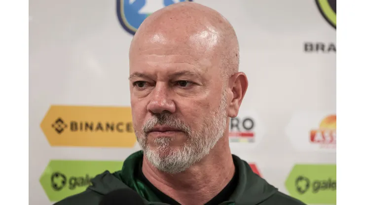 Foto: Robson Mafra/AGIF - Zago tenta tirar Coritiba de marca histórica.