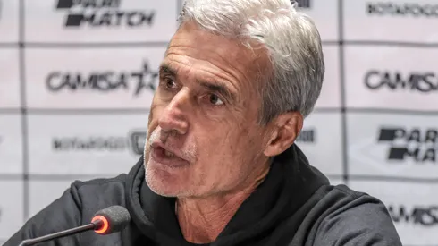 PR – CURITIBA – 03/06/2023 – BRASILEIRO A 2023, ATHLETICO-PR X BOTAFOGO – Luis Castro tecnico do Botafogo durante entrevista coletiva apos a partida contra o Athletico-PR no estadio Arena da Baixada pelo campeonato BRASILEIRO A 2023. Foto: Robson Mafra/AGIF