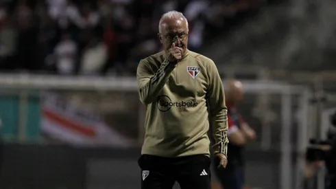 Foto: Rubens Chiri/Saopaulofc.net - Dorival Júnior observa de perto possível saída de atletas.