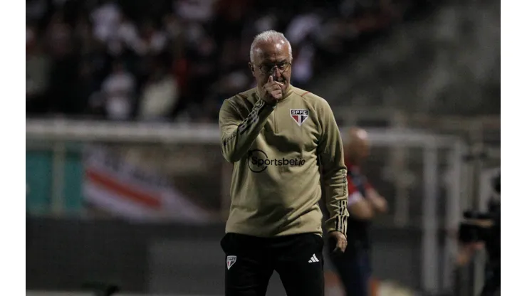 Foto: Rubens Chiri/Saopaulofc.net - Dorival Júnior observa de perto possível saída de atletas.