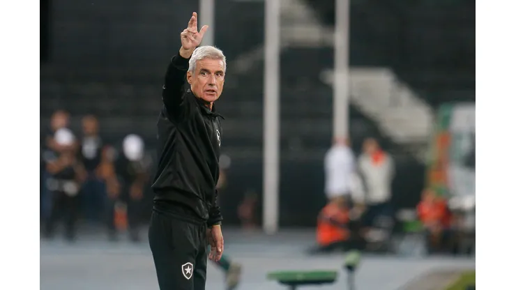 Foto: Vitor Silva/Botafogo - Luís Castro pode ter dois reforços para confronto contra o Cuiabá.