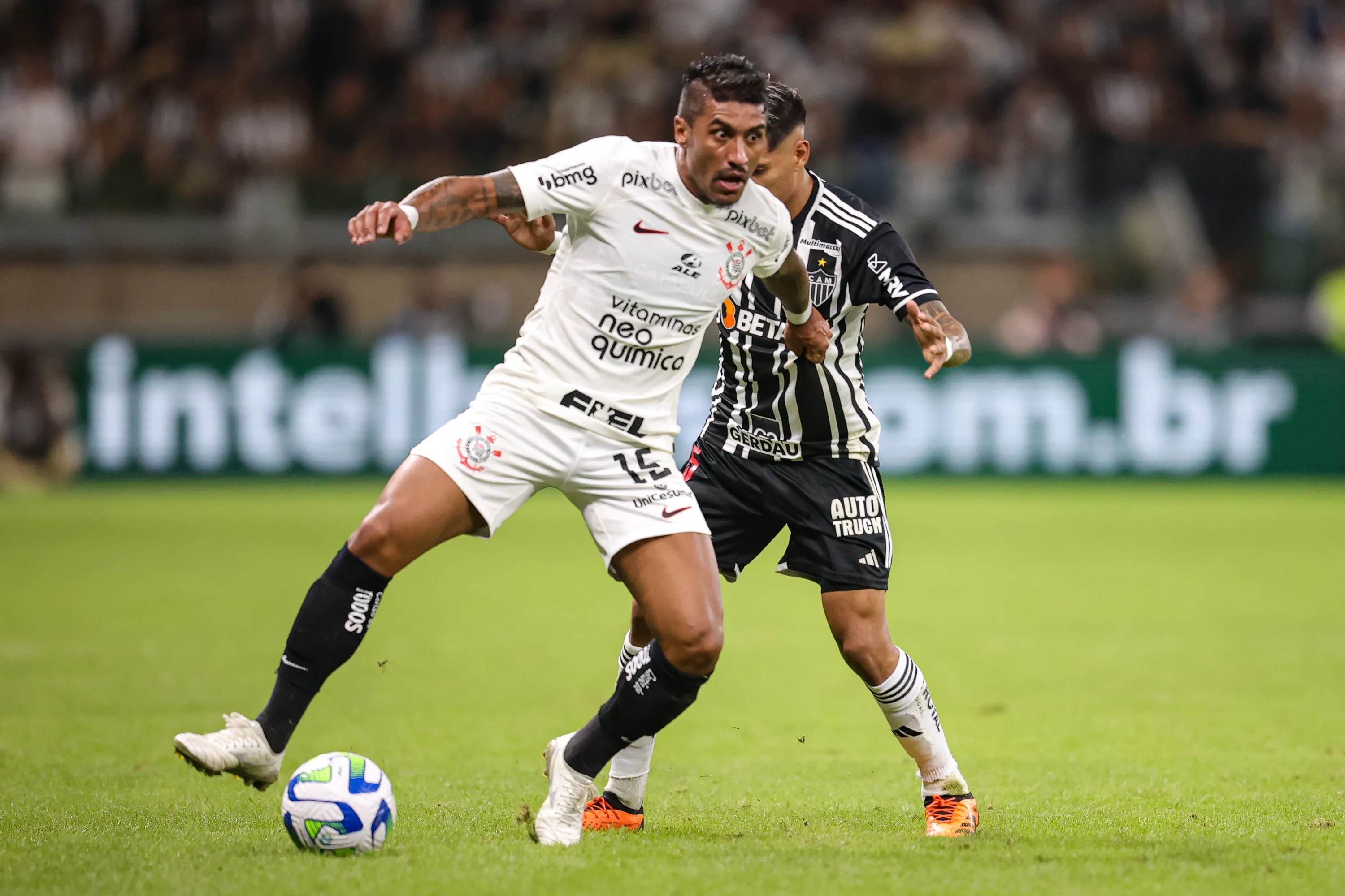 Foto: Gilson Junio/AGIF – Paulinho atuando pelo Corinthians