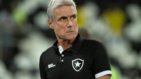 RJ – RIO DE JANEIRO – 20/04/2023 – COPA SUL-AMERICANA 2023, BOTAFOGO X CESAR VALLEJO – Luis Castro tecnico do Botafogo durante partida contra o Cesar Vallejo no estadio Engenhao pelo campeonato Copa Sul-Americana 2023. Foto: Jorge Rodrigues/AGIF