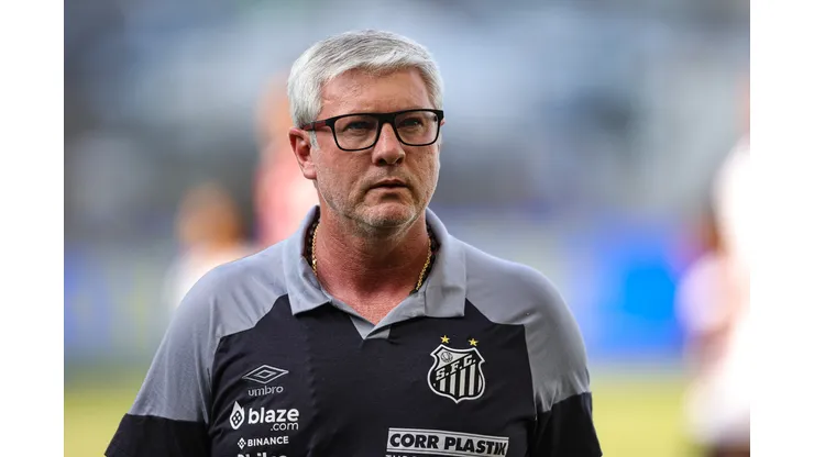 MG - BELO HORIZONTE - 06/05/2023 - BRASILEIRO A 2023, CRUZEIRO X SANTOS - Odair Hellmann tecnico do Santos durante partida contra o Cruzeiro no estadio Independencia pelo campeonato BRASILEIRO A 2023. Foto: Gilson Junio/AGIF